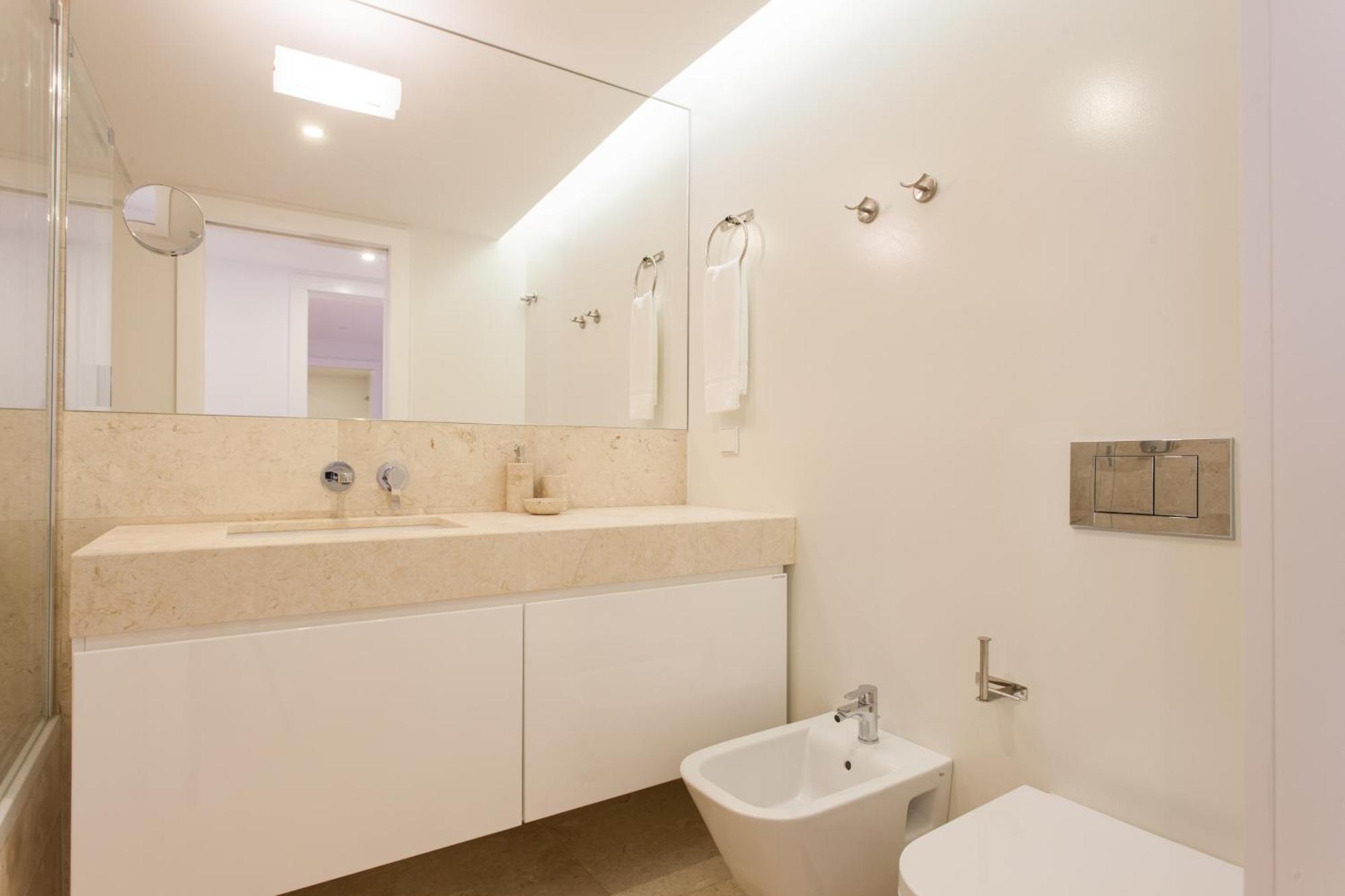 Mouraria Blue Three-Bedroom Apartment W/ Parking - By Lu Holidays ลิสบอน ภายนอก รูปภาพ